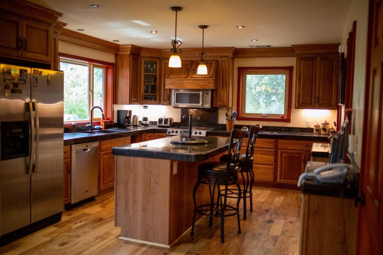 Riverfront Property With Waterfalls Near Yosemite And Bass Lake Окхерст Экстерьер фото