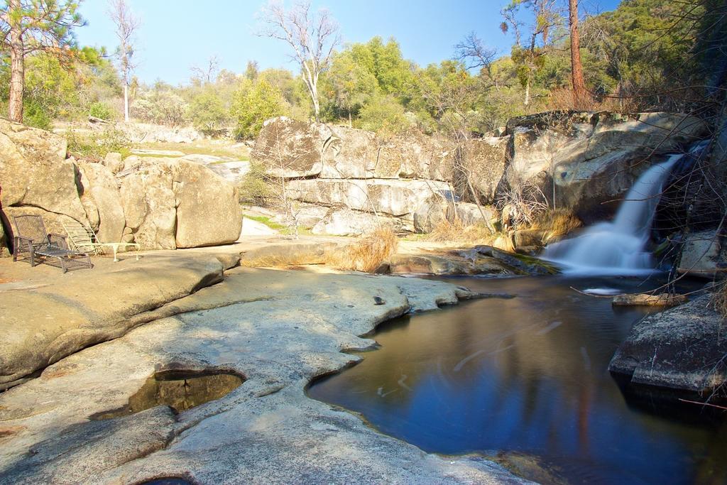 Riverfront Property With Waterfalls Near Yosemite And Bass Lake Окхерст Номер фото
